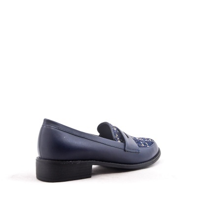 Sapato mocassim azul-escuro com padrão floral no topo