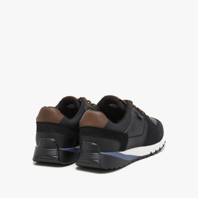 Sapatilhas masculinas pretas com detalhes castanhos e sola branca