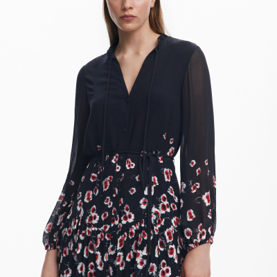 Vestido preto com padrão floral branco e vermelho e mangas compridas transparentes