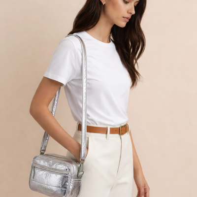 Bolsa pequena prateada brilhante com alça longa