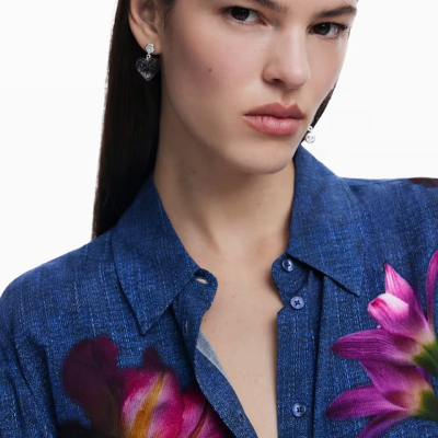 Camisa azul com padrão floral e brincos prateados