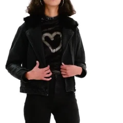 Modelo com casaco preto de pelo e t-shirt com coração preto
