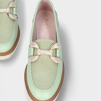 Sapato mocassim verde menta com decoração de pedraria