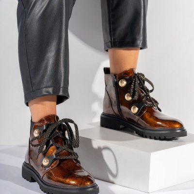Botins femininos castanhos em verniz com atacadores pretos e botões dourados