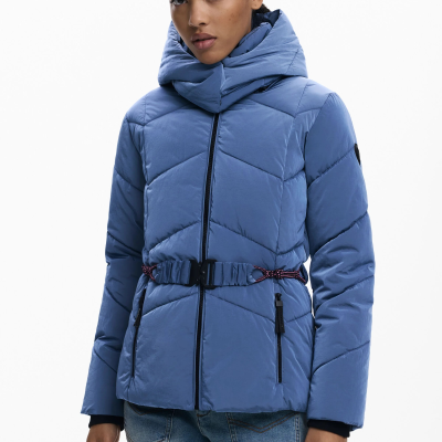 Casaco acolchoado azul com capuz largo e fecho frontal