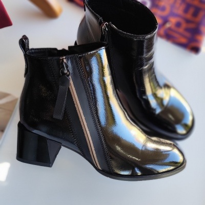 Botins pretos de verniz com salto médio e fecho lateral