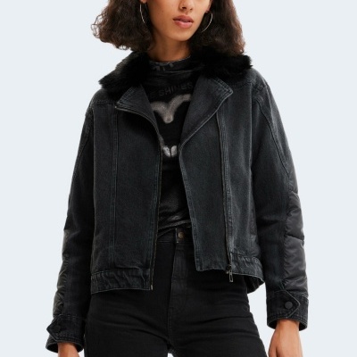 Casaco curto preto com gola de pelo falso e mangas acolchoadas