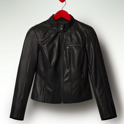 Casaco preto em pele sintética pendurado num cabide vermelho com gancho em forma de coração