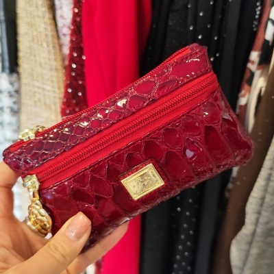 Carteira vermelha brilhante com textura de crocodilo e detalhes dourados