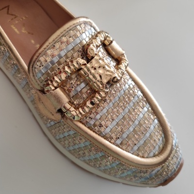 Mocassim dourado com padrão entrelaçado e fivela metálica