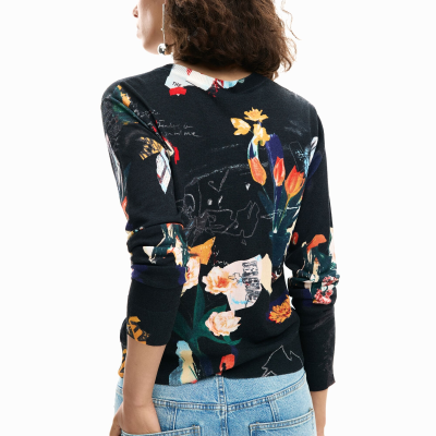 Camisola preta floreada e calças de ganga azul claro vista de costas