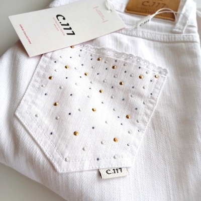 Calças de ganga brancas com bolso brilhante e etiquetas etiquetadas C.117