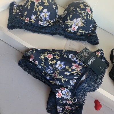 Conjunto de lingerie azul escuro com flores e renda, marca PROMISE