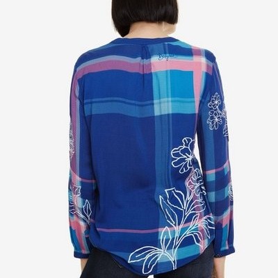 Blusa azul com padrão de riscas e flores brancas vista pelas costas