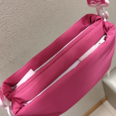 Bolsa rosa com fechos brancos e asa rosa