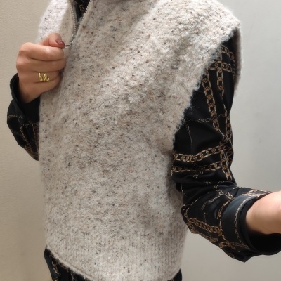 Colete de malha cinzento claro com fecho de correr