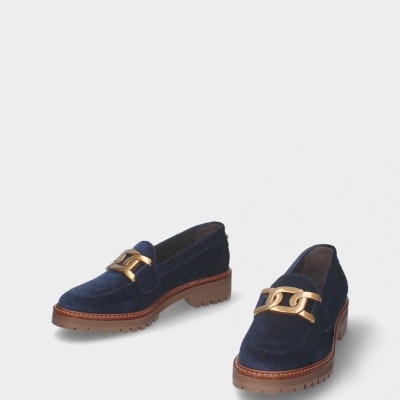 Mocassins azul escuro com sola castanha e aplicação dourada
