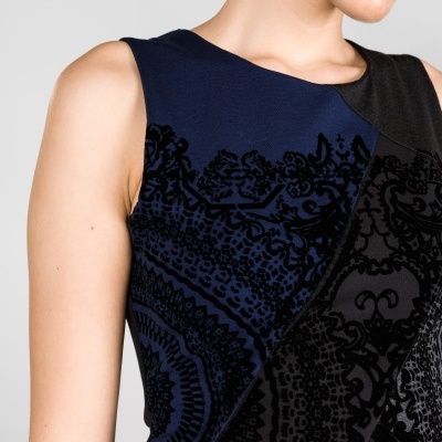 Vestido azul escuro e preto com padrão floral e geométrico em veludo