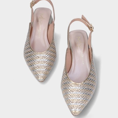 Sapatos slingback dourados e prateados com biqueira pontiaguda