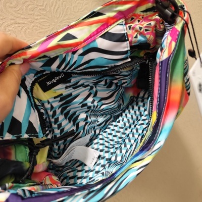 Mala colorida com interior de padrão geométrico e etiqueta Desigual