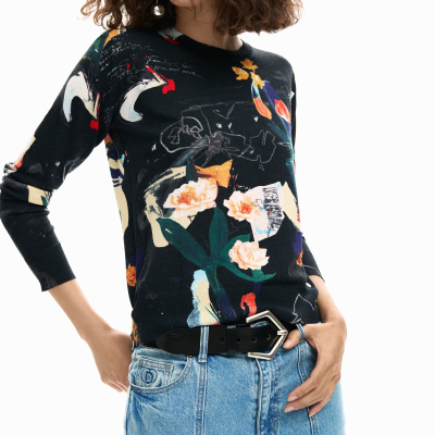 Camisola preta com padrão floral e jeans azul claro