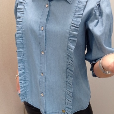 Camisa de ganga azul clara com folhos e botões prateados