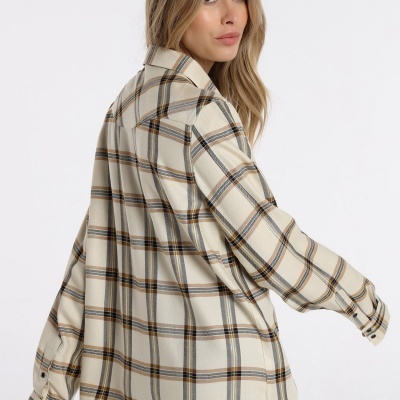 Camisa xadrez bege com riscas pretas e laranja de manga comprida vista de costas