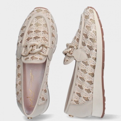 Sapatos mocassim bege com padrão trançado dourado e detalhe de corrente