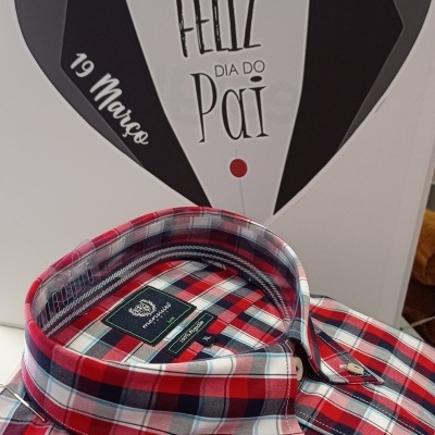 Camisa xadrez colorida com cartão decorativo para Dia do Pai