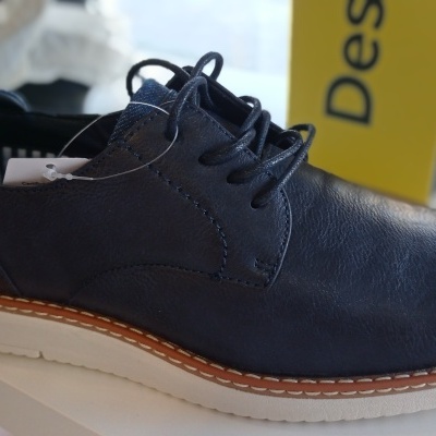 Sapato de pele azul escuro com sola branca e costura castanha