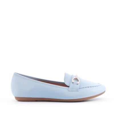 Sapato mocassim feminino azul claro com sola castanha e detalhe metálico.