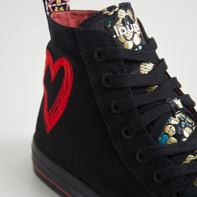 Ténis altos pretos com detalhe dourado e coração bordado vermelho