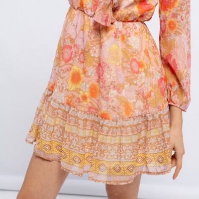 saia curta feminina com padrão floral rosa e laranja