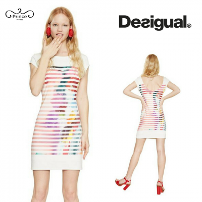 Vestido curto branco com riscas e estampas coloridas, visto de frente e costas, usado por modelo feminina com brincos e sapatos vermelhos.