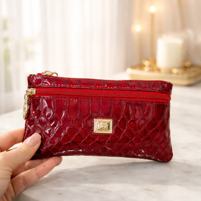 Carteira vermelha textura de crocodilo com fechos de correr e detalhe dourado