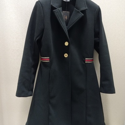 Casaco feminino preto com botões dourados e detalhes nas mangas pendurado em cabide