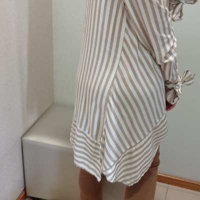 túnica comprida riscas bege e branco com laços nos punhos