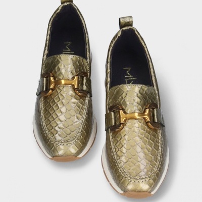 Mocassins dourados com padrão escamas e detalhe metálico