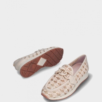 Sapatilhas mocassin bege com tecido trançado e sola castanha