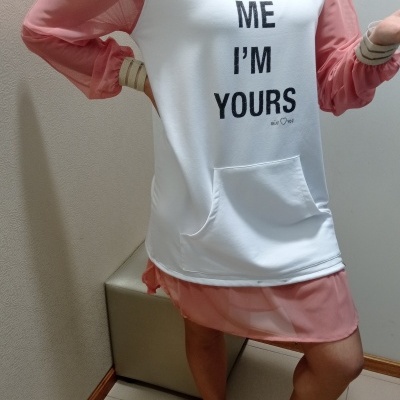 Vestido casual branco e rosado com capuz e frases pretas
