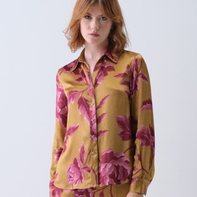 Conjunto feminino amarelo mostarda com padrão floral rosa e bordô