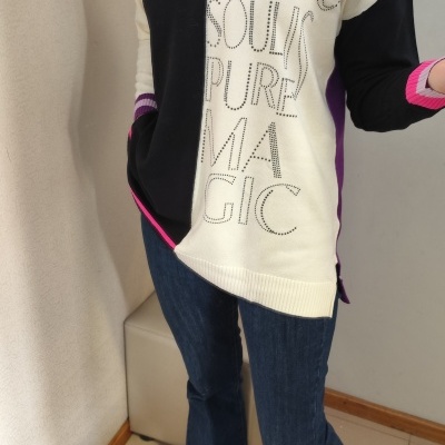 Camisa bicolor preto e branco com texto e detalhes coloridos