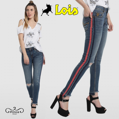 Calças de ganga azuis com risca lateral vermelha e rasgão no joelho