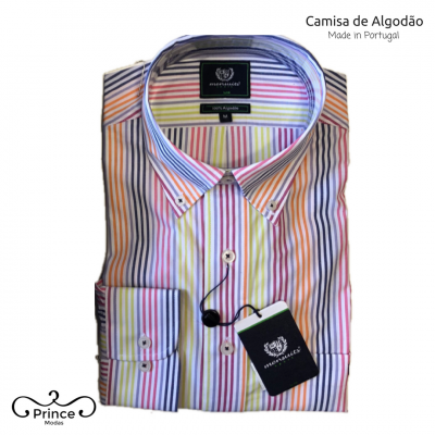 Camisa de algodão com riscas verticais multicoloridas, etiquetas visíveis e texto promocional ao lado.