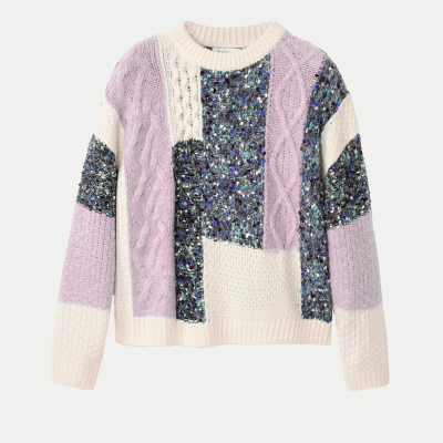 Camisola patchwork lilás, branco e azul, malha com textura e pontos trançados.