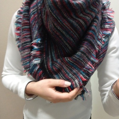 Lenço quadrado listrado colorido com franjas ao redor