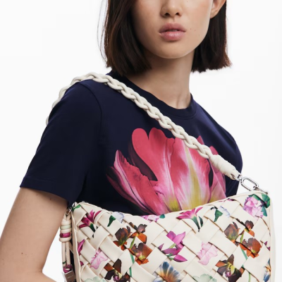 Mala feminina trançada branca com flores coloridas e alça trançada.