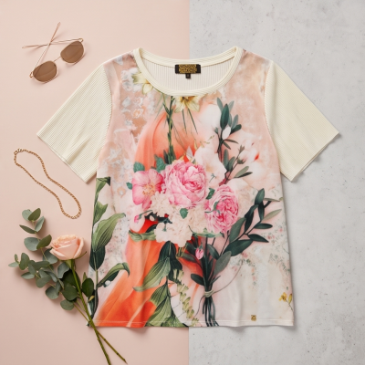 T-shirt feminina com manga curta creme e estampa floral colorida