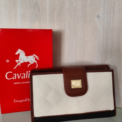 Carteira Cavalinho bege e castanha com caixa vermelha ao fundo