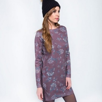 Vestido comprido de malha roxo com padrão floral azul claro e branco, gorro preto com pompom castanho